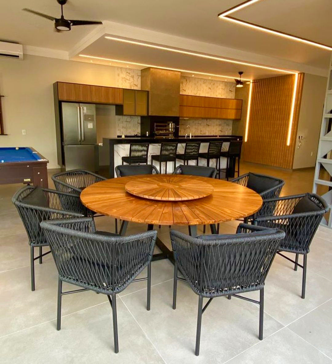 Mesa redonda Sophia 160 cm tapa de madera con placa giratoria base de aluminio negro em ambiente · Sala de Jantar