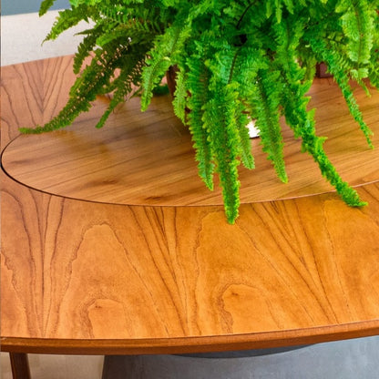 Mesa de comedor Delta con plato giratorio laminado canela y cemento quemado 160 cm