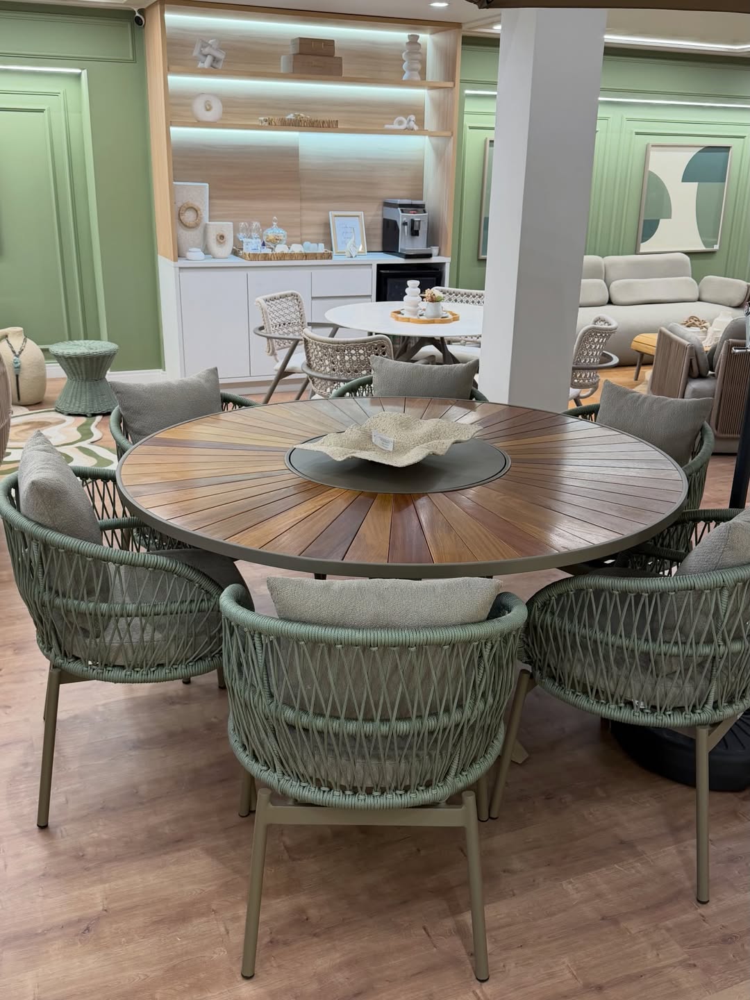 Cadeira Lugano Alumínio Cinza Micro Corda Náutica Verde Perolado Assento Tecido PX Cru em ambiente · Sala de Jantar