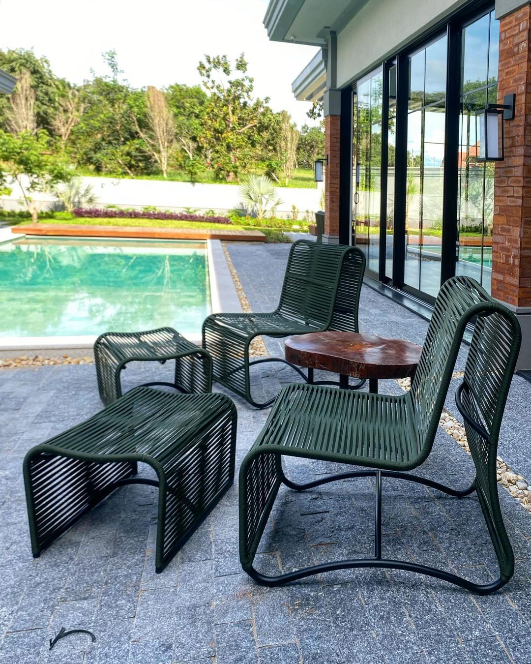 Poltrona Onda em Alumínio e Corda náutica Preto em ambiente · Varanda e Jardim