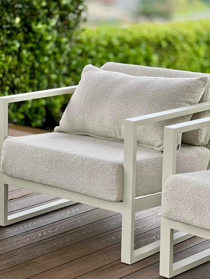 Poltrona Volt Alumínio Preto Assento e Encosto Estofado Tecido Acquablock Cinza em ambiente · Varanda e Jardim