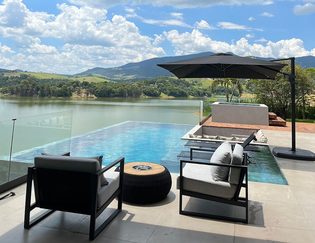 Varanda e Jardim com Poltrona Volt e Mesa de Centro Hera