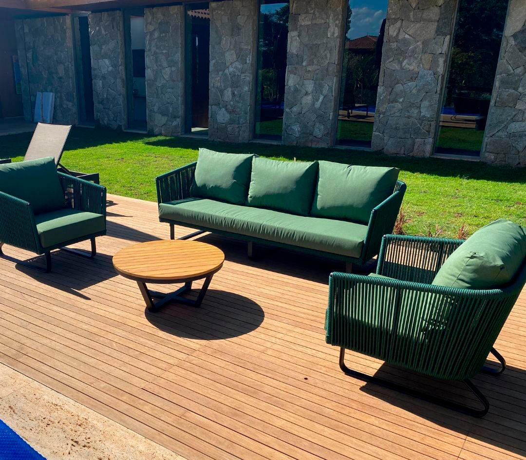 Sofá Zed 2 Lugares Alumínio Cor Preto e Tricô Náutico Cor Rami em ambiente · Varanda e Jardim