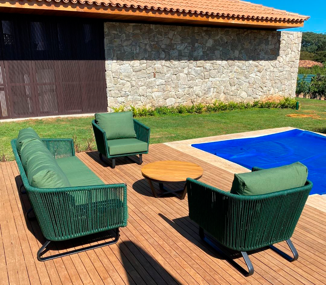 Sofá Zed 2 Lugares Alumínio Cor Preto e Tricô Náutico Cor Rami em ambiente · Varanda e Jardim