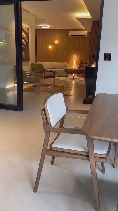 Silla Iasmin con apoyabrazos de madera marrón y asiento tapizado en tela 153