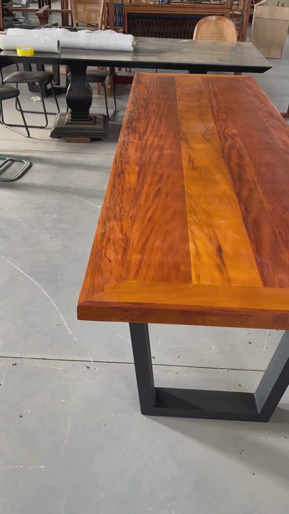 Mesa de comedor Aura 280x110 cm con tapa de madera maciza y base de aluminio - 10 plazas