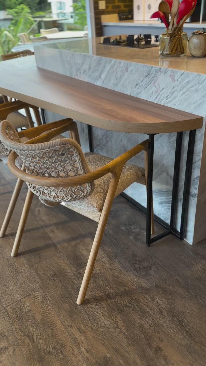 Cadeira Ravena Madeira Maciça Freijó Corda Náutica Verde Perolado Assento Tecido Quaker Bege Liso em ambiente · Sala de Jantar