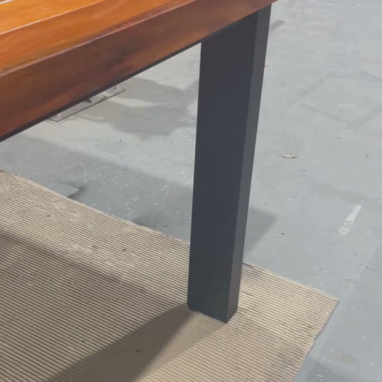 Mesa de comedor Vera de 200 x 100 cm con tapa de madera maciza, somier de láminas de aluminio - 6 plazas | Toth Móveis