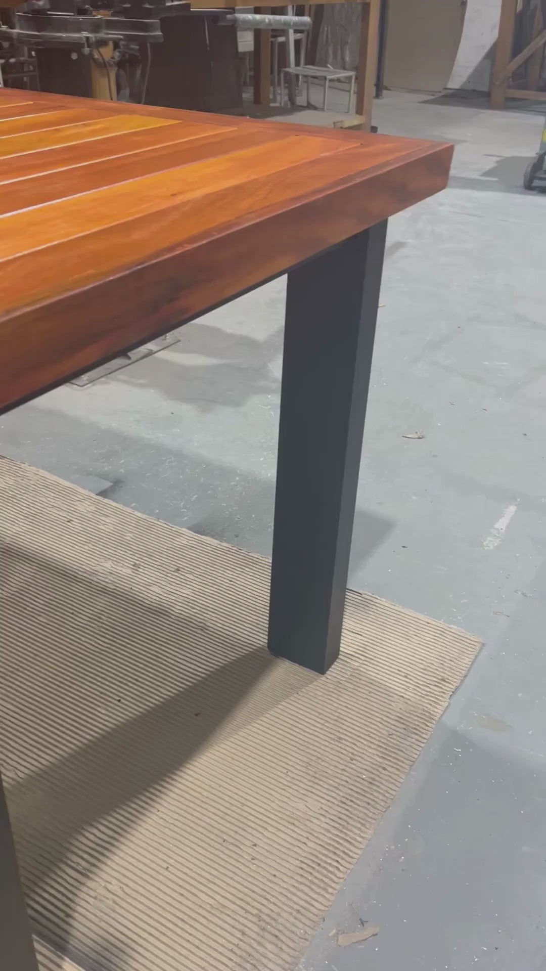 Mesa de comedor Vera de 200 x 100 cm con tapa de madera maciza, somier de láminas de aluminio - 6 plazas