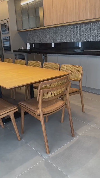 Taburete Iasmin de madera canela con respaldo hexagonal de paja y asiento tapizado en tela 126