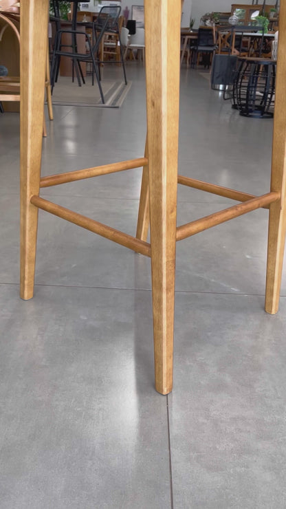 Taburete Horus de madera tapizado en ante gris