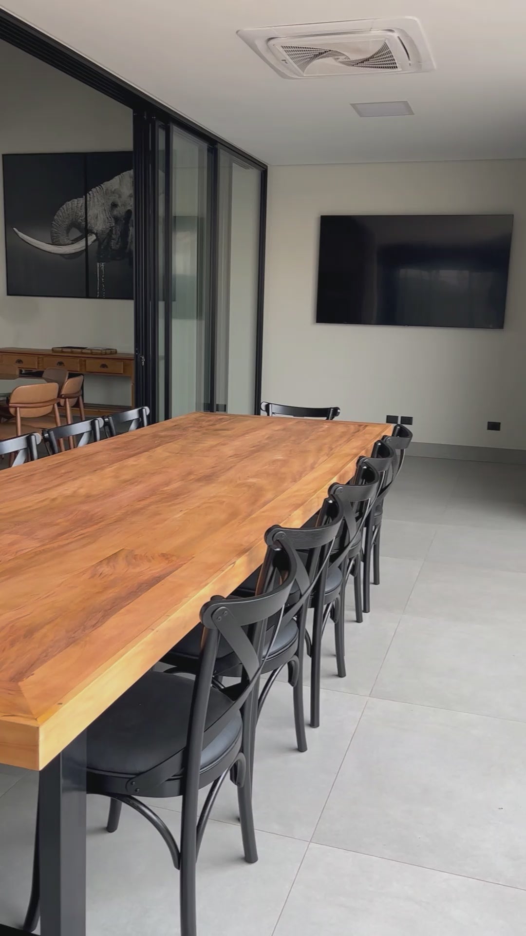 Mesa Prancha Madeira 200x110cm Tampo Liso Base Alumínio em ambiente · Sala de Jantar