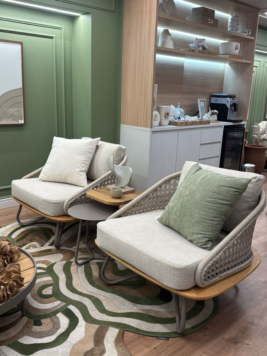 Poltrona Armani Alumínio Cinza Micro Corda Náutica Prata Claro Madeira Maciça Cumaru Assento Tecido Boucle White em ambiente · Sala de Estar