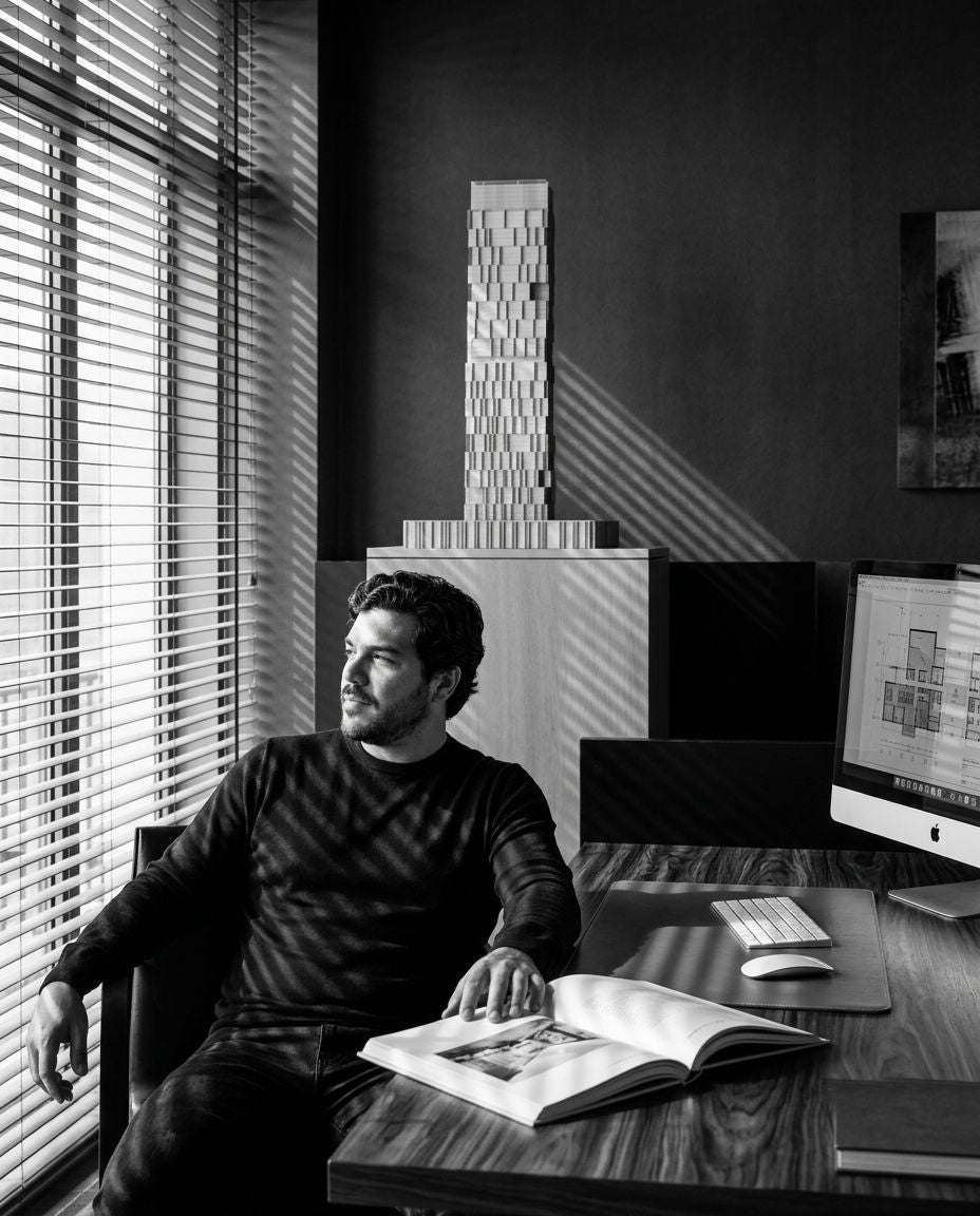 Valter Toth, fundador da Toth Móveis, no escritório da empresa