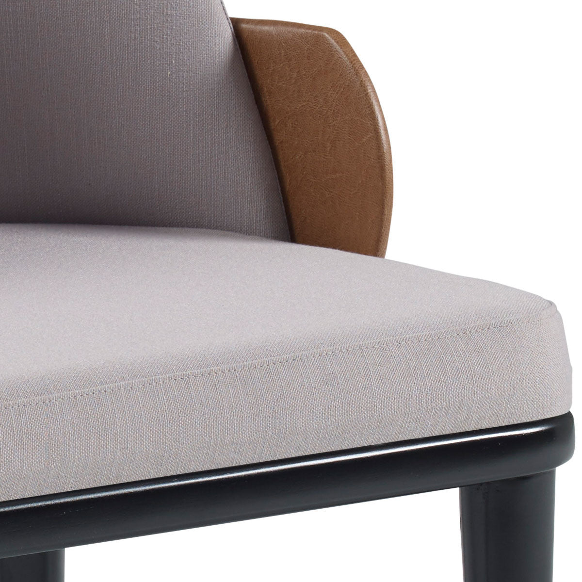 Silla Polara con brazo de madera lacada en negro y asiento tapizado en lino gris