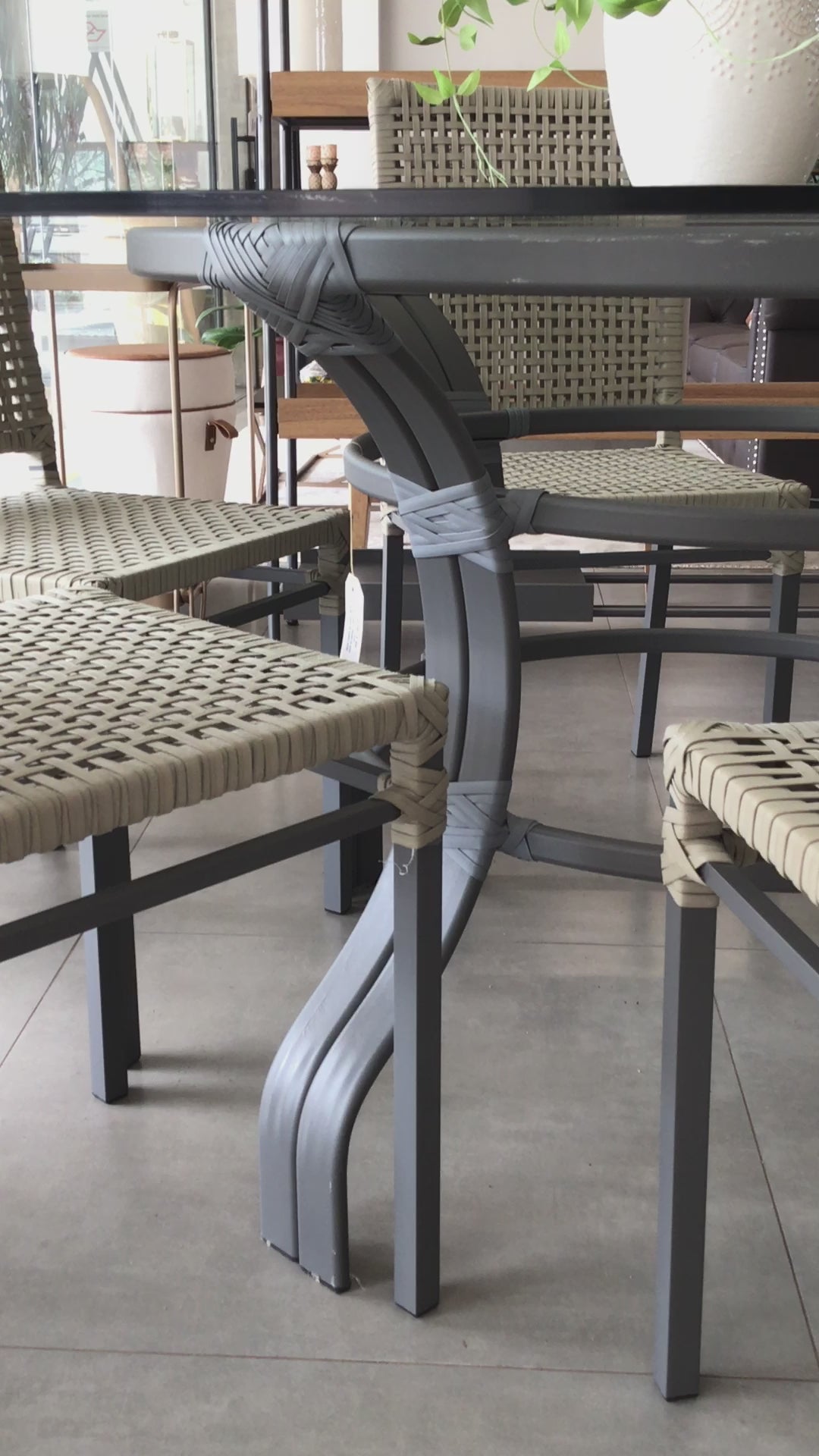Cadeira Alumínio Cor Preta Fibra Estonada Cor Fendi – Toth Móveis