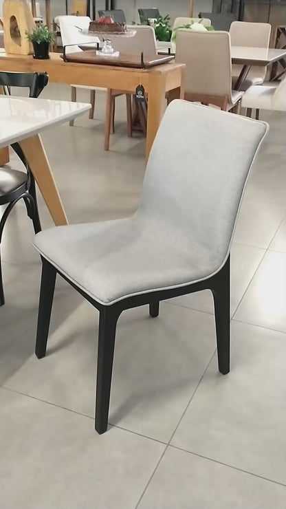 Silla Donna Asiento tapizado en lino gris madera negra