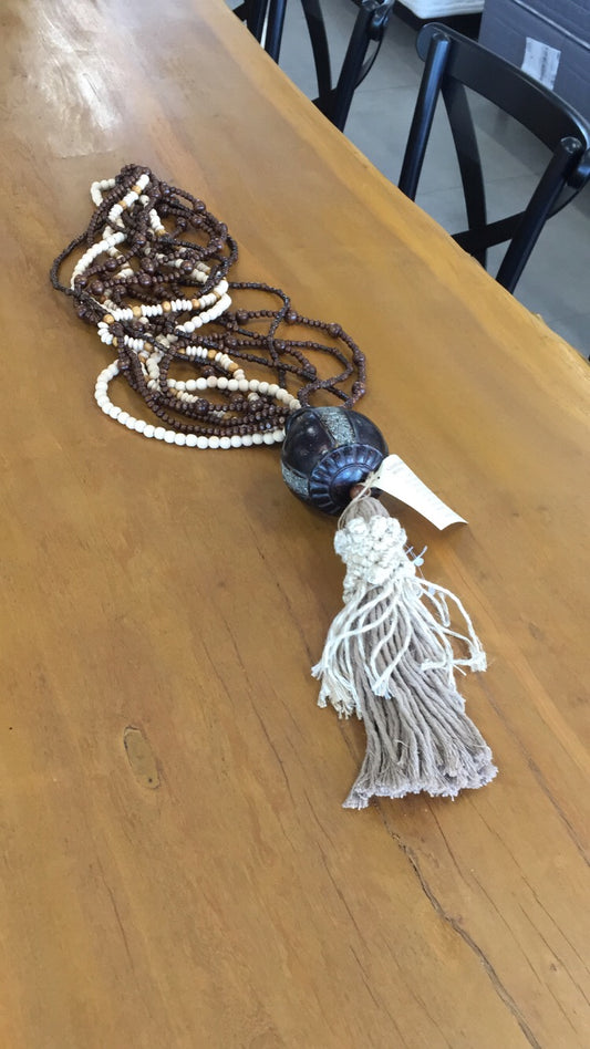 Collar Decorativo de Bolas de Resina con Cuentas de Madera y Macramé