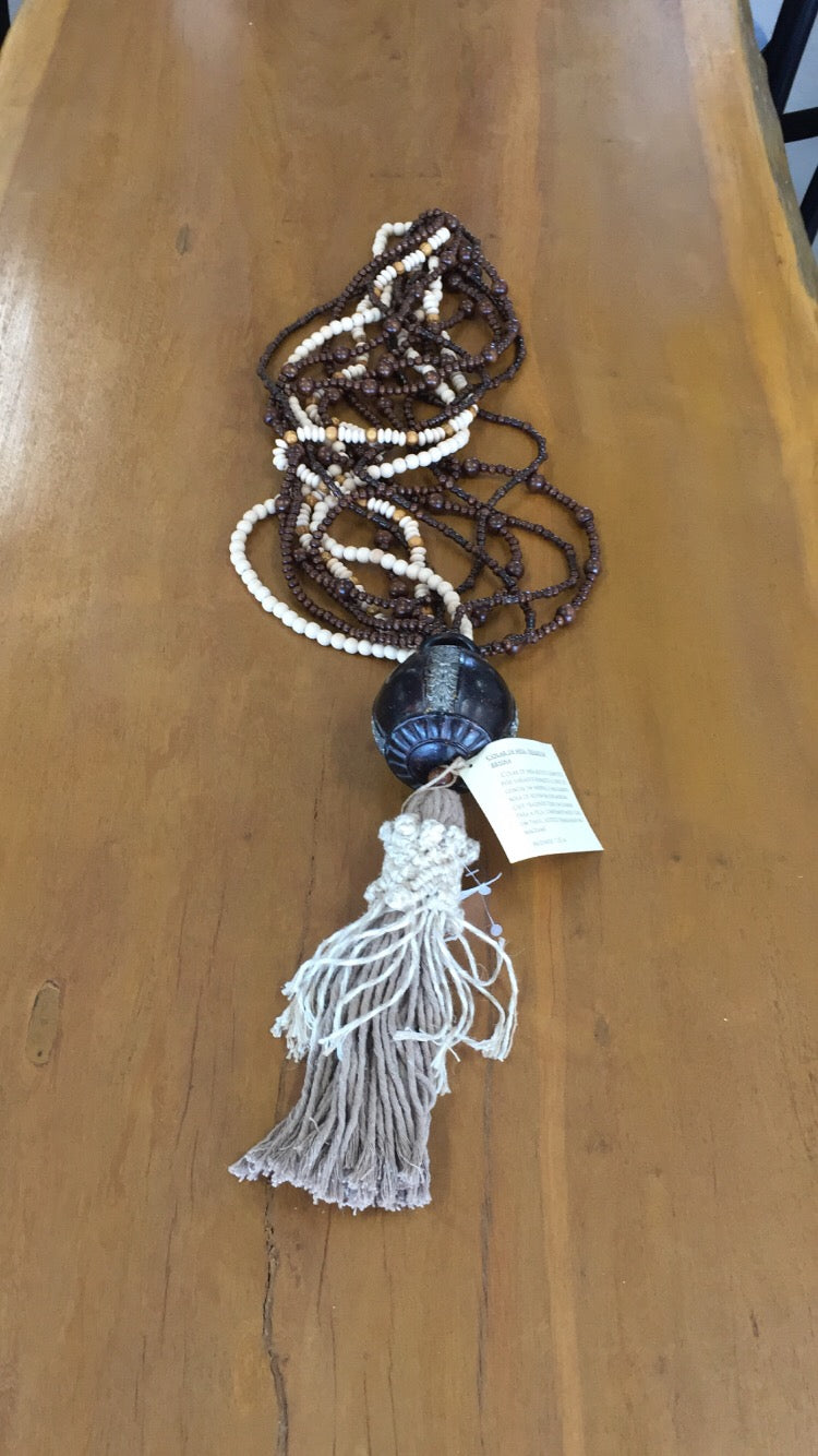 Collar Decorativo de Bolas de Resina con Cuentas de Madera y Macramé